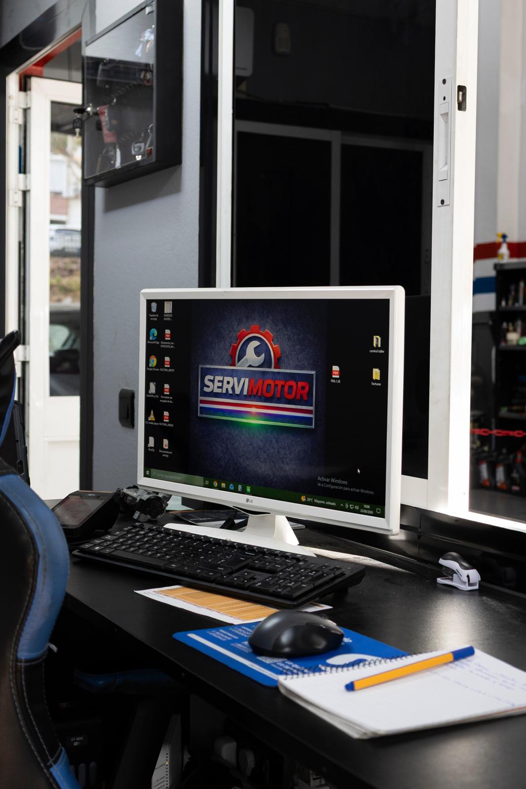 Puesto de trabajo con logo de Servimotor